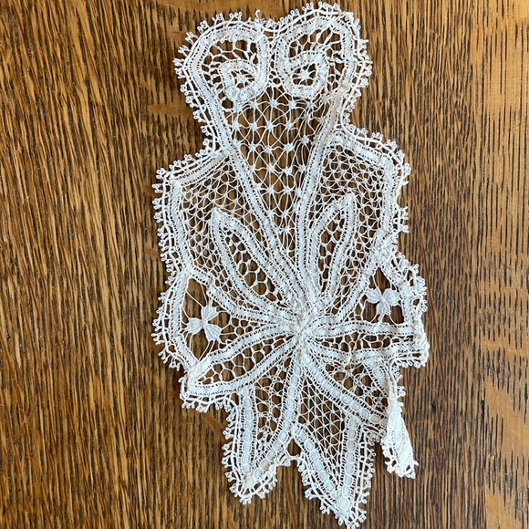 Pair of Vintage White Lace Appliqués | Floral Scrollwork Needle Lace Trim | MCM - Picture 3 of 14